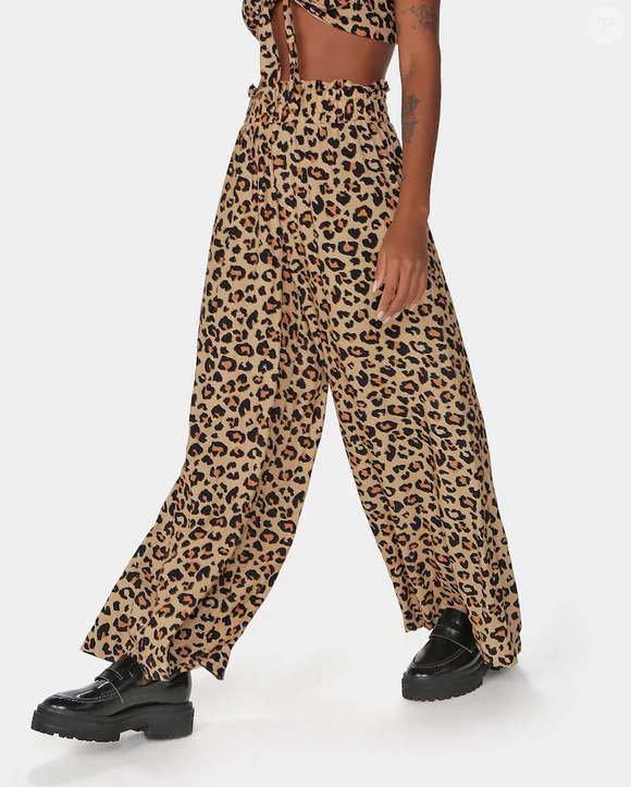 A estampa de onça volta a aparecer em uma das peças mais marcantes da seleção. A pantalona de cintura alta da Riachuelo aposta na combinação de modelagem ampla e animal print em tons de marrom e camelo. Preço: R$ 39,90