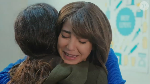 Ceyda emociona Bahar quando lhe entrega os presentes que Yeliz havia comprado, na novela 'Força de Mulher' no capítulo de 14 de abril de 2025, segunda-feira