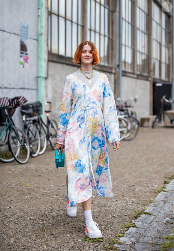 Estampa floral em vestido: essa produção é certeira para quem quer investir no conforto sem abrir mão do estilo