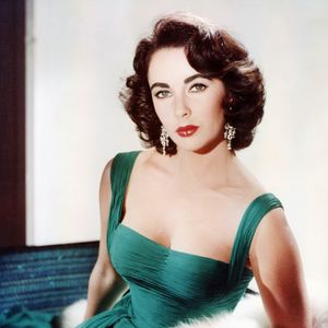 Ao revisitar o estilo de Elizabeth Taylor, segundo fontes, Taylor Swift transforma um ícone clássico em um momento contemporâneo e inesquecível