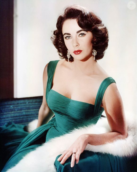 Ao revisitar o estilo de Elizabeth Taylor, segundo fontes, Taylor Swift transforma um ícone clássico em um momento contemporâneo e inesquecível