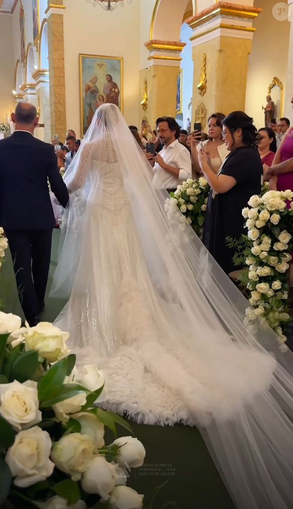 Camila Ângelo apostou em um véu gigante que ultrapassou o vestido com cauda longa