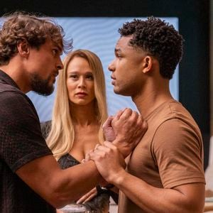 Joca (Felipe Roque) confronta Mirna (Mariana Ximenes) e parte para cima de Samuel (Juan Paiva) na novela 'Dona de Mim'