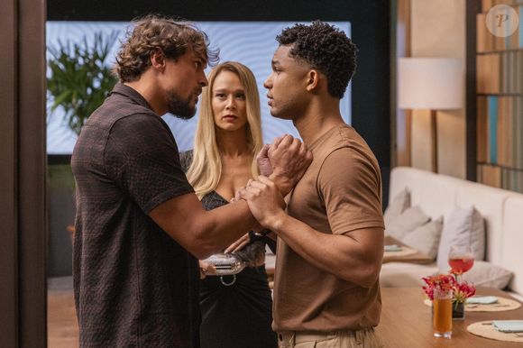 Joca (Felipe Roque) confronta Mirna (Mariana Ximenes) e parte para cima de Samuel (Juan Paiva) na novela 'Dona de Mim'