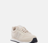 O New Balance 500V2 feminino na cor 'espuma de latte' aposta em um visual clean e minimalista, com cabedal em malha de tramas abertas, amortecimento em EVA, solado emborrachado e palmilha com tecnologia Comfort Insert para acompanhar a rotina com conforto