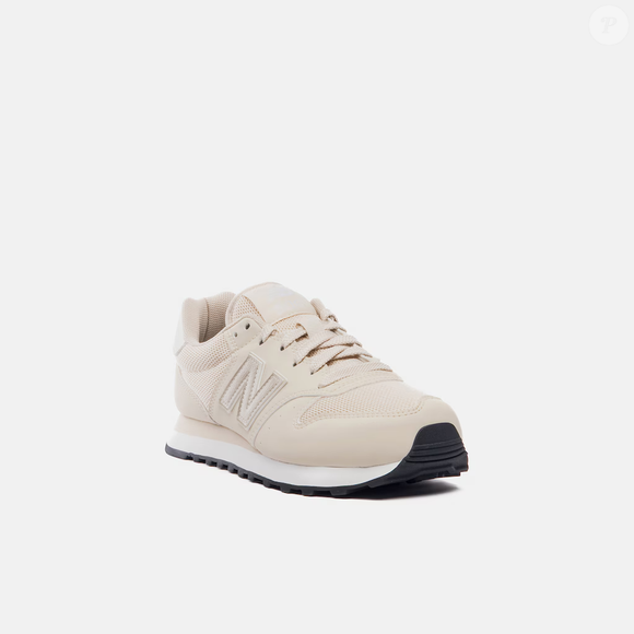 O New Balance 500V2 feminino na cor 'espuma de latte' aposta em um visual clean e minimalista, com cabedal em malha de tramas abertas, amortecimento em EVA, solado emborrachado e palmilha com tecnologia Comfort Insert para acompanhar a rotina com conforto