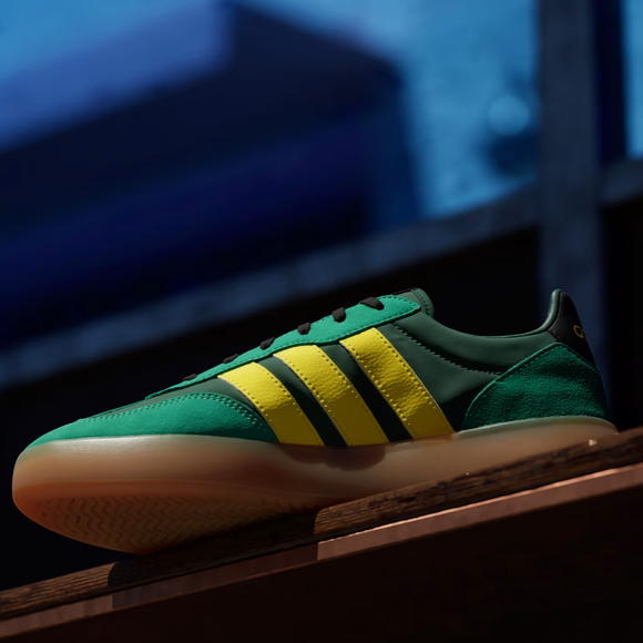 Inspirado em modelos clássicos da marca, o Barreda Decode combina perfeitamente com calça jeans, jorts e camisetas em verde e amarelo no clima da Copa do Mundo
