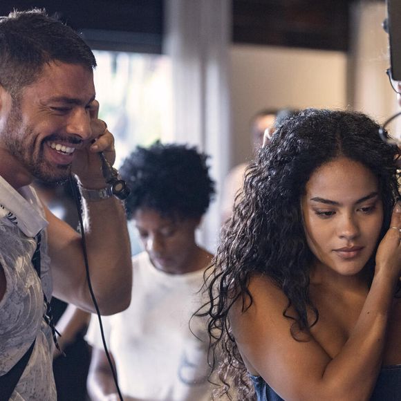 Cauã Reymond teria pedido para deixar o elenco da novela 'Vale Tudo' após treta com Bella Campos e acusação de machismo