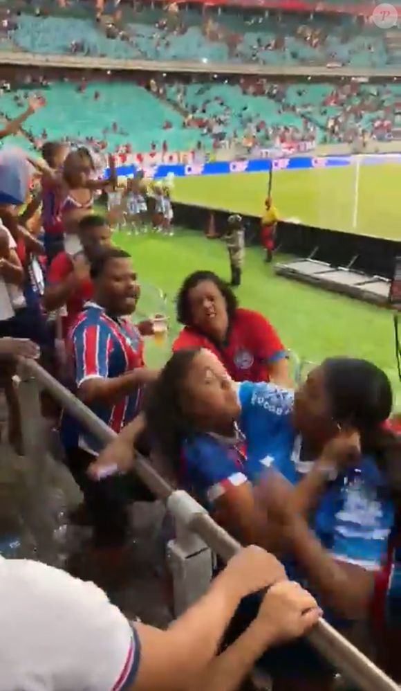 A partida do Bahia contra o Náutico pela Copa do Nordeste na noite deste sábado (07) terminou em pancadaria entre quatro torcedores do time tricolor