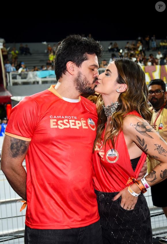 Famosos se beijando no Carnaval 2026: ex de Phelipe Siani, a jornalista Mari Palma beijou o marido, o humorista Osmar Campbell. Casal oficializou a união em janeiro de 2026