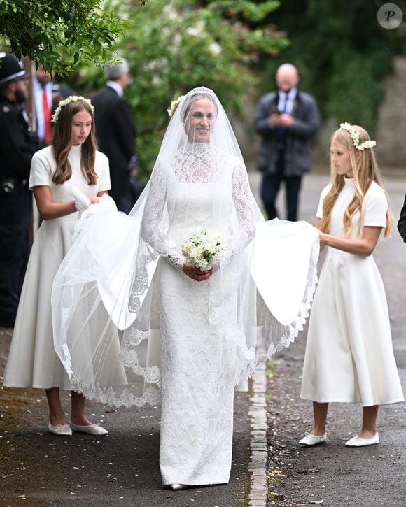 Véu longo, renda delicada e uma cauda de 3 metros definiram o visual de Harriet Sperling no casamento real