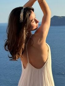 Os novos tênis Nike no estilo boho chic com detalhes românticos são perfeitos para dias de folga no litoral