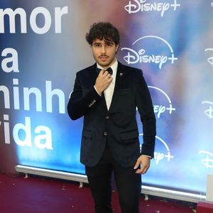 Igor Jansen: opta pelo visual clássico de terno azul-marinho de veludo com gravata borboleta preta, camisa social branca, calça de alfaiataria e moscassins pretos estilo loafer sem meias à mostra