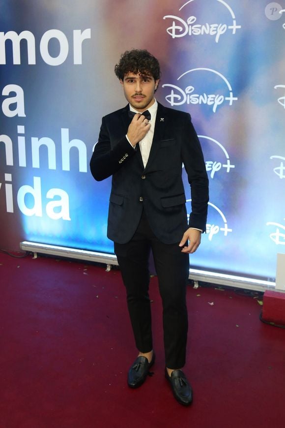 Igor Jansen: opta pelo visual clássico de terno azul-marinho de veludo com gravata borboleta preta, camisa social branca, calça de alfaiataria e moscassins pretos estilo loafer sem meias à mostra