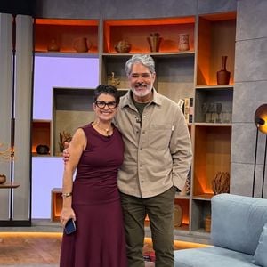 Hoje aos 62 anos, William Bonner apresenta o 'Globo Repórter' com Sandra Annenberg