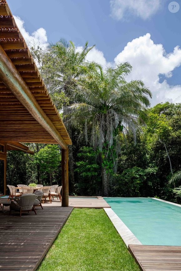 Casa de Heloísa Périssé conta com jardim, piscina e muito verde ao seu redor