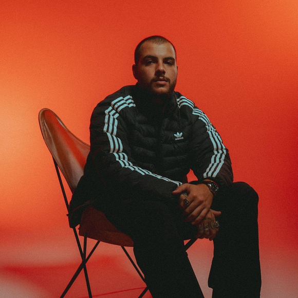 Felipe Poeta sofreu uma infecção no joelho e passou por uma cirurgia para contê-la. Informação é da colunista Fábia Oliveira, do portal Metrópoles