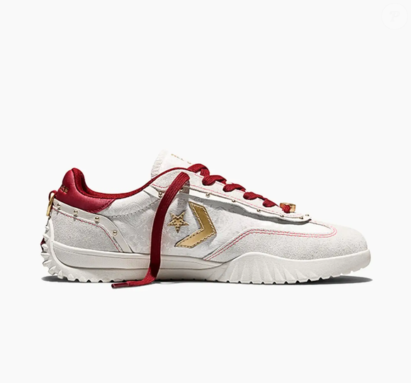 Sinto muito, Adidas, mas este novo tênis da Converse em tom de 'manjar turco' chegou para disputar o posto de calçado mais romântico e elegante da temporada