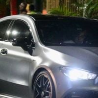 Em carro de luxo e de milhões, filho de Angélica e Luciano Huck deixa restaurante com namorada após jantar com amigos