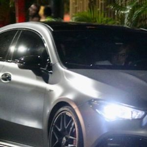 Em carro de luxo e de milhões, filho de Angélica e Luciano Huck deixa restaurante com namorada após jantar com amigos