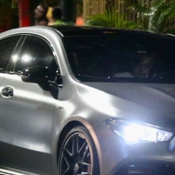 Em carro de luxo e de milhões, filho de Angélica e Luciano Huck deixa restaurante com namorada após jantar com amigos