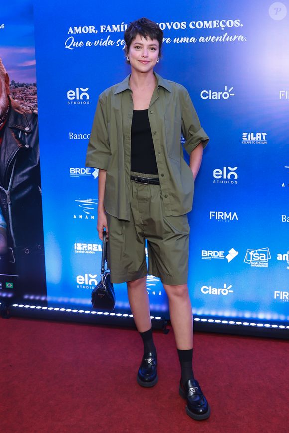 Com uma composição envolvente que combina notas cítricas e florais, The Icon apresenta um equilíbrio entre frescor e sensualidade. A fragrância abre com bergamota e groselha, evolui para um coração de jasmim e flor de laranjeira, e finaliza com notas quentes de baunilha e almíscar. Um aroma que traduz feminilidade moderna com um toque de ousadia.