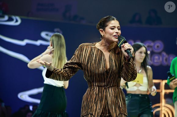 No elenco de 'Coração Acelerado', a influenciadora Isadora Cruz esbanjou beleza em um look animal print listrado