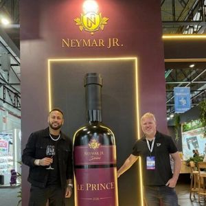 A curadoria técnica da Le Prince ficou nas mãos de Dirceu Vianna Júnior, profissional que carrega o prestigiado título de Master of Wine e exemplares de vinhos mais exclusivos ligados ao projeto podem alcançar até R$ 50 mil