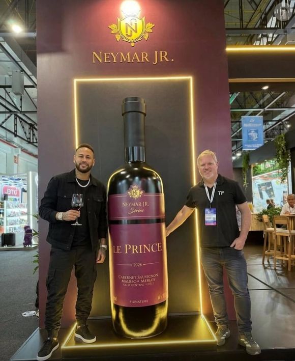 A curadoria técnica da Le Prince ficou nas mãos de Dirceu Vianna Júnior, profissional que carrega o prestigiado título de Master of Wine e exemplares de vinhos mais exclusivos ligados ao projeto podem alcançar até R$ 50 mil