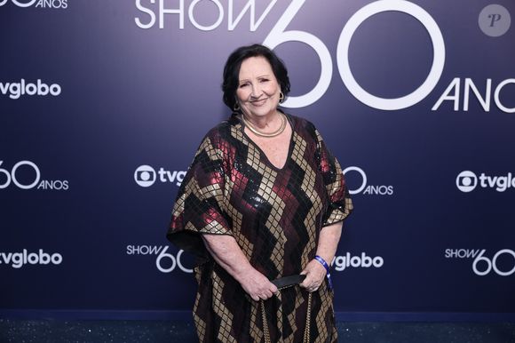 Dona Déa também escolheu um vestido mais 'fechado', porém, com brilho que não deixou que ela passasse despercebida