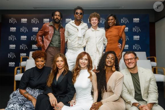 Elenco da novela 'Dona Beja', da BHO, durante festa de lançamento