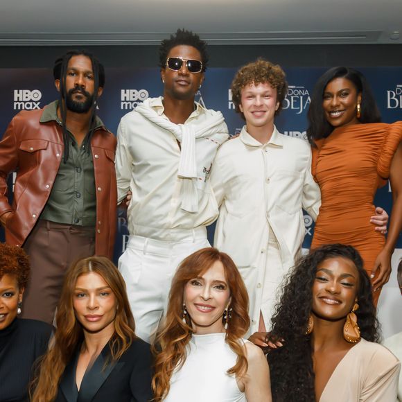 Elenco da novela 'Dona Beja', da BHO, durante festa de lançamento