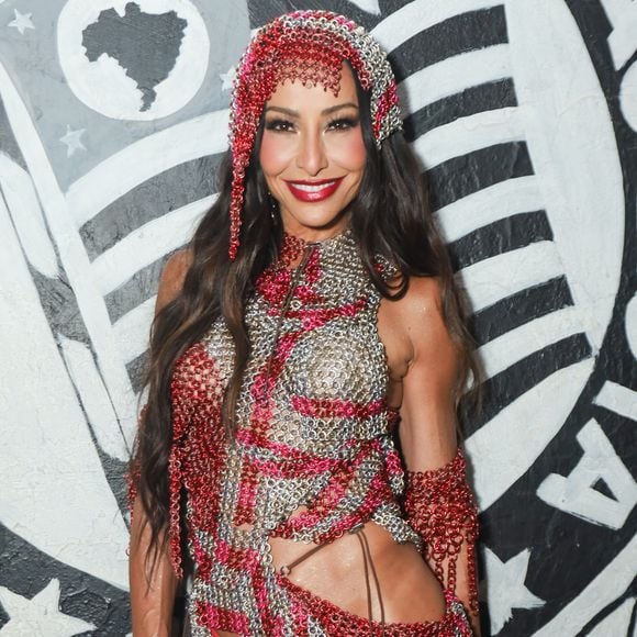 Sabrina Sato também usou vermelho em ensaio na quadra da Gaviões da Fiel