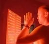 Haaland e sua placa de LED que emite luz vermelha e infravermelha