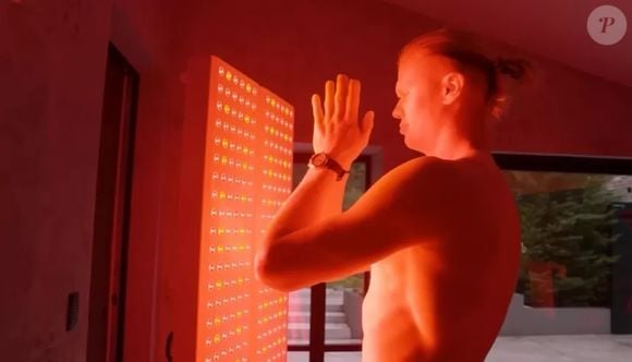 Haaland e sua placa de LED que emite luz vermelha e infravermelha