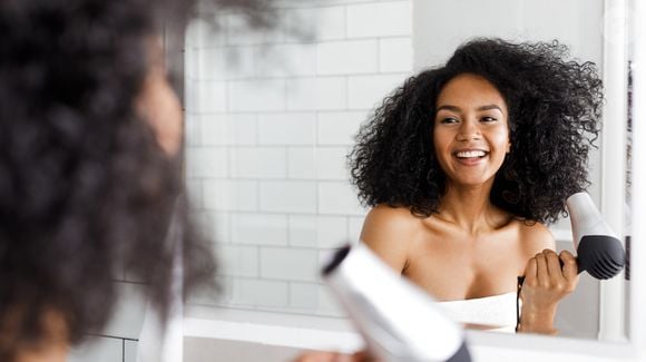 Para finalizar um cabelo em camadas com volume, use o secador, modelando desde a raiz para garantir um efeito glamuroso. Além disso, use um bom spray fixador e evite o frizz.