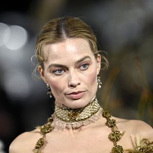 Margot Robbie, a eterna Barbie do cinema, vive fase intensa da carreira ao circular pelas premières de "O Morro dos Ventos Uivantes", filme inspirado no clássico de Emily Brontë e com estreia prevista ainda este mês no Brasil