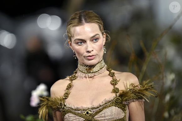 Margot Robbie, a eterna Barbie do cinema, vive fase intensa da carreira ao circular pelas premières de "O Morro dos Ventos Uivantes", filme inspirado no clássico de Emily Brontë e com estreia prevista ainda este mês no Brasil