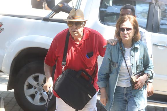 Esposa do ator, Rosamaria Murtinho compartilhou o momento da reunião com o marido e os filhos: “Festejar o patriarca”.