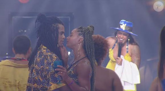 Diogo Almeida e Aline se beijaram ao som de Lauana Prado, na festa deste sábado