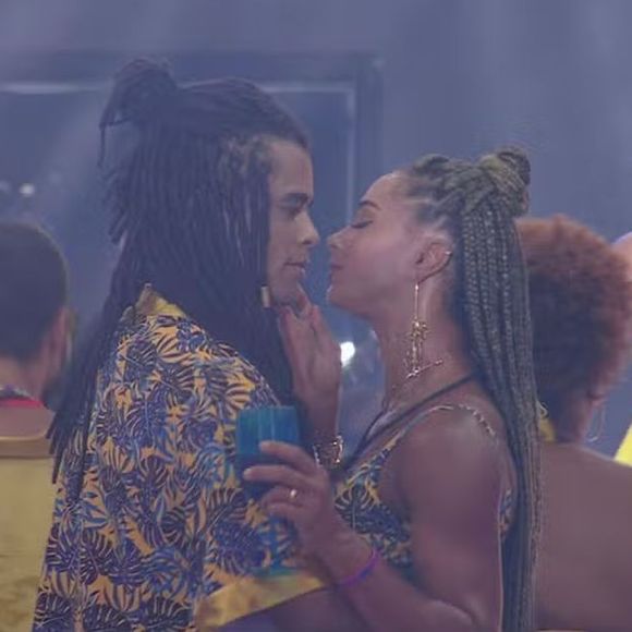 Diogo Almeida e Aline se beijaram ao som de Lauana Prado, na festa deste sábado