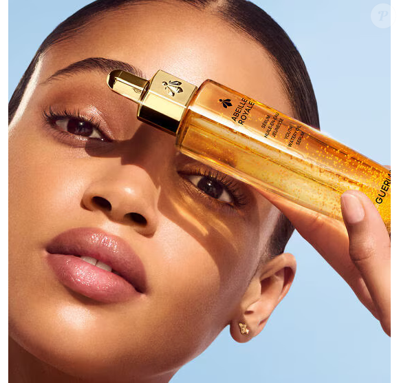 Entre os destaques para quem busca hidratação intensa está o sérum da Guerlain, formulado com três tipos de mel produzidos pela abelha negra