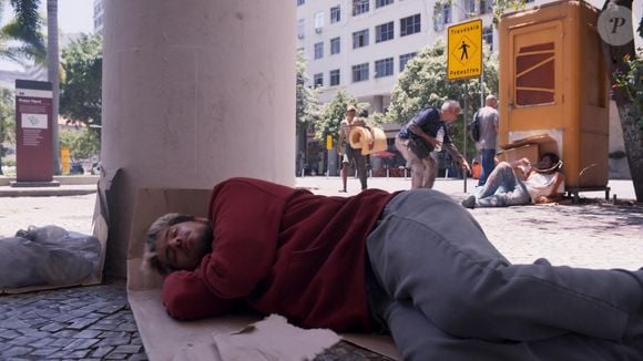 Raul dorme na rua e vira mendigo no resumo da novela 'Três Graças'