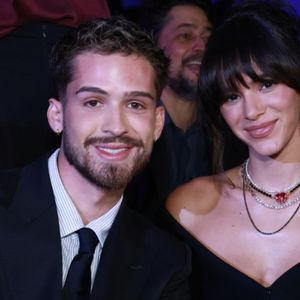 Bruna Marquezine e João Guilherme estavam bem discretos, mas olhares entre eles chamaram atenção dos convidados, segundo o perfil Condomínio da Fifi