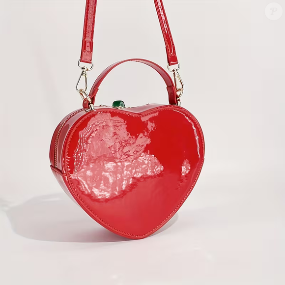 Inspirada no estilo irreverente das grandes grifes, a bolsa em formato de morango disponível na Temu mostra que é possível incorporar tendências do luxo acessível sem comprometer o orçamento