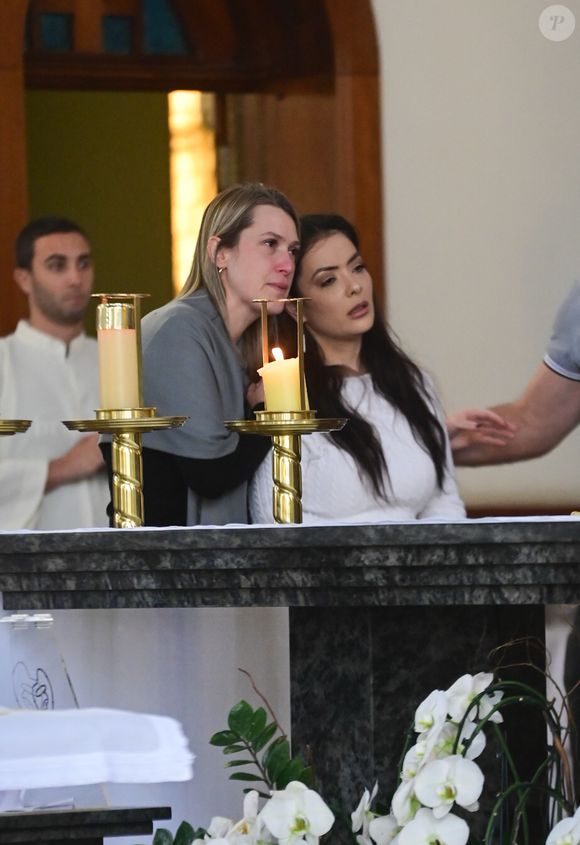 Uma semana após morte trágica de JP Mantovani, Li Martins foi confortada na missa do marido, que morreu em acidente de moto