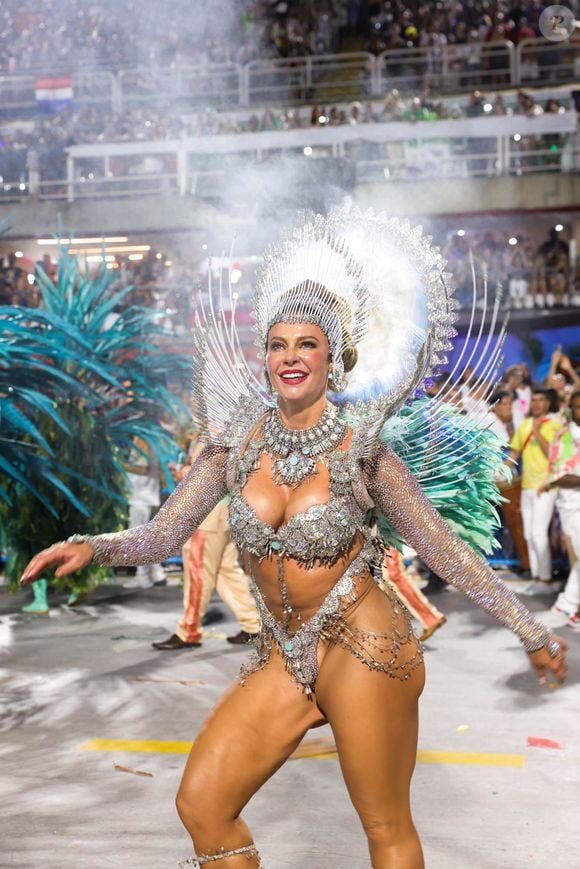 Corpo de Paolla Oliveira foi alvo de críticas em desfiles e ensaios anteriores da Grande Rio
