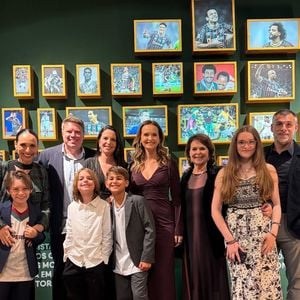 Filha de Fernanda Rodrigues, Bia de 'A Viagem', chamou atenção pela altura em foto com os pais