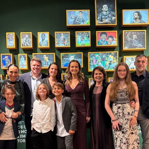 Filha de Fernanda Rodrigues, Bia de 'A Viagem', chamou atenção pela altura em foto com os pais