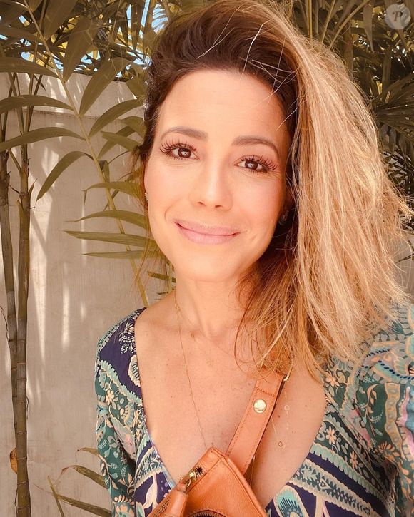 “Desde muito nova eu tinha pouquinho cabelo, sempre muito ralinho... depois de muito tempo mexendo, eu fui tendo muita queda e perdendo volume”, relatou.